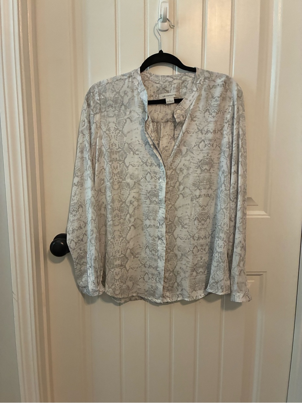Liz Claiborne Light Gray Snake-Print Button Down Shirt